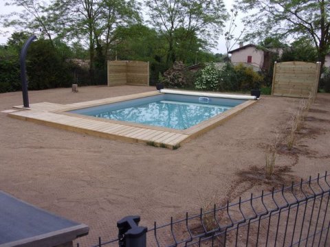 Installation et structure des abords d'une piscine