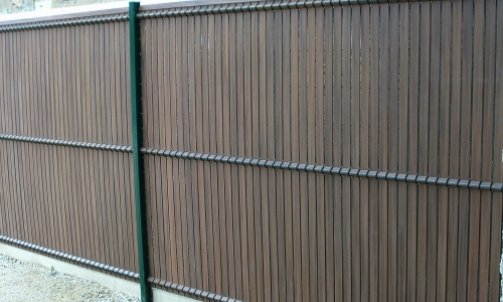 Mur de clôture ou palissade occultante en dalles béton matricées et peintes dans l'Ain EURL Bernard