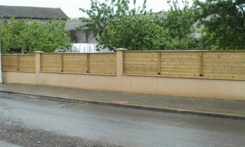 Mur de clôture ou palissade occultante en dalles béton matricées et peintes dans l'Ain EURL Bernard